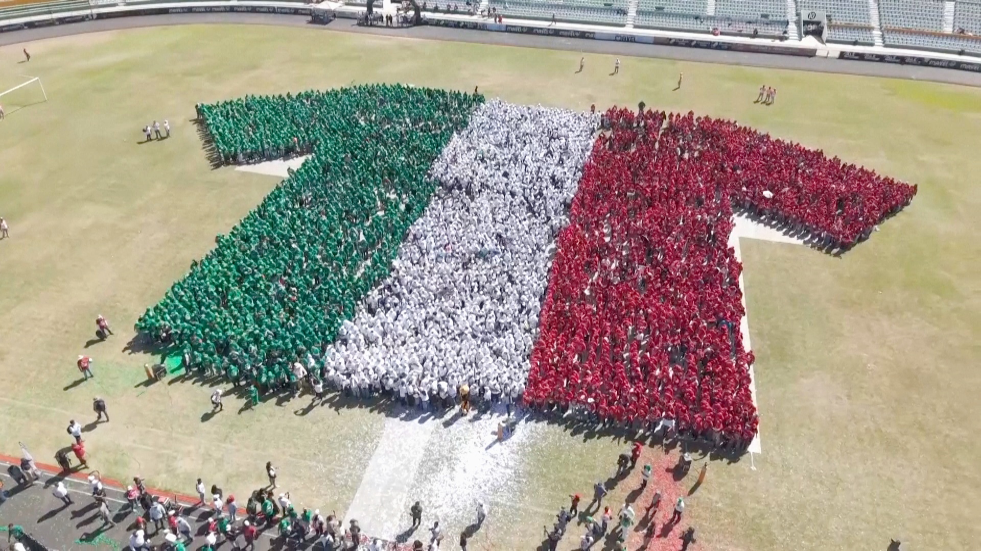 Мексика побила рекорд Гиннесса по формированию самой большой живой фигуры в виде футбольной майки Мексика побила рекорд Гиннесса по формированию самой большой живой фигуры в виде футбольной майки