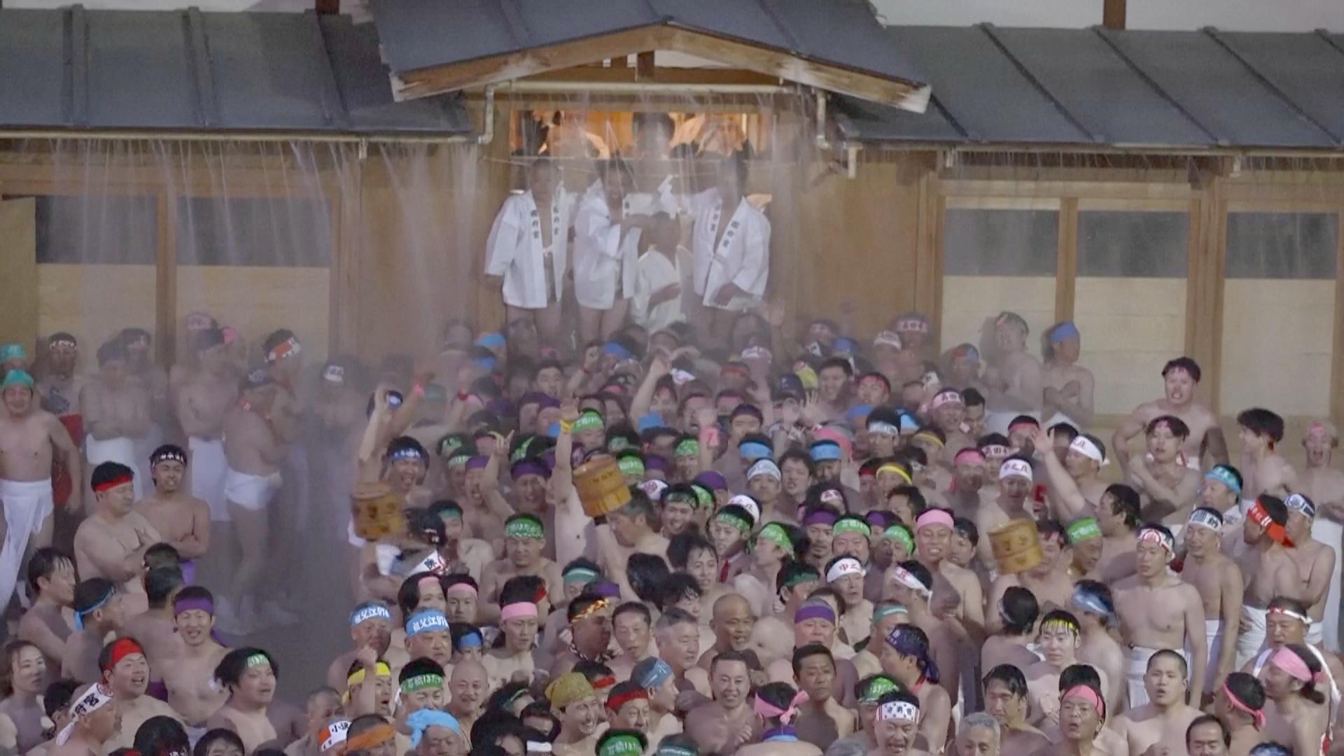 Тысячи японцев в набедренных повязках поборолись за счастье и удачу