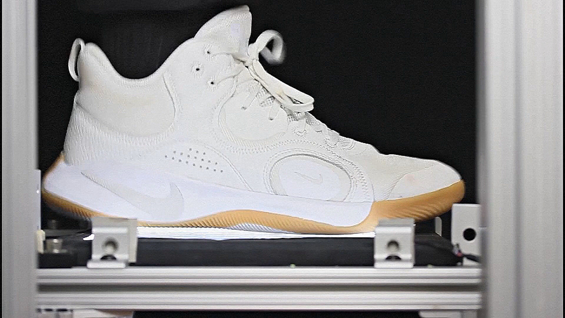 Учёные выяснили, почему кроссовки баскетболистов скрипят при беге