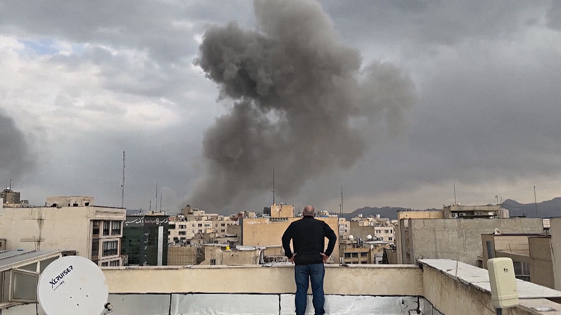 США и Израиль продолжают наносить удары, Иран нацелился на нефтяную инфраструктуру