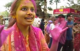 В Индии начался праздник Холи: воздух окрасился в разные цвета