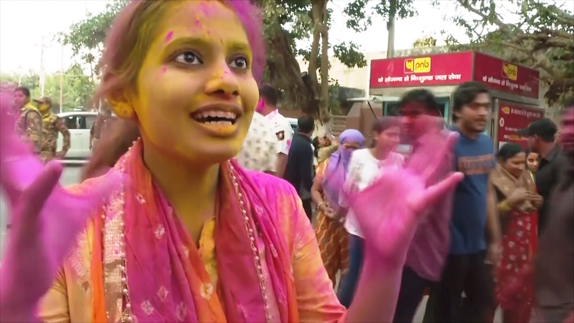 В Индии начался праздник Холи: воздух окрасился в разные цвета