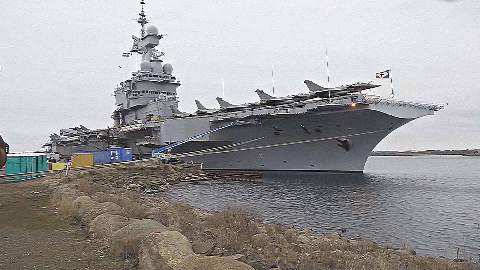 Макрон: Франция направляет авианосец в Средиземное море Макрон: Франция направляет авианосец в Средиземное море