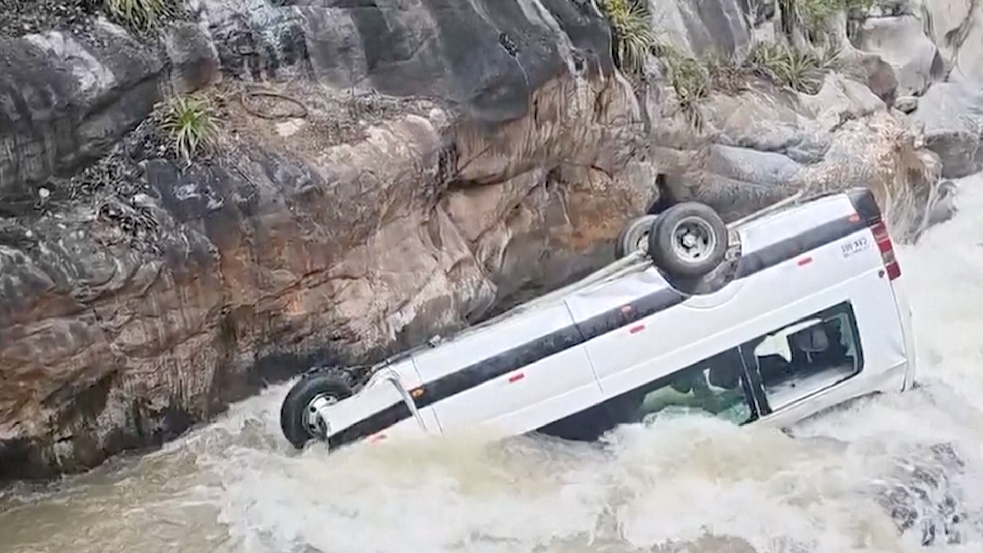 Микроавтобус упал в реку в Перу: 11 погибших Микроавтобус упал в реку в Перу: 11 погибших