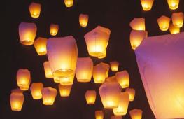 Светящиеся фонарики уносят мечты и пожелания в небо над Тайванем