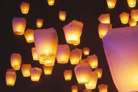 Светящиеся фонарики уносят мечты и пожелания в небо над Тайванем
