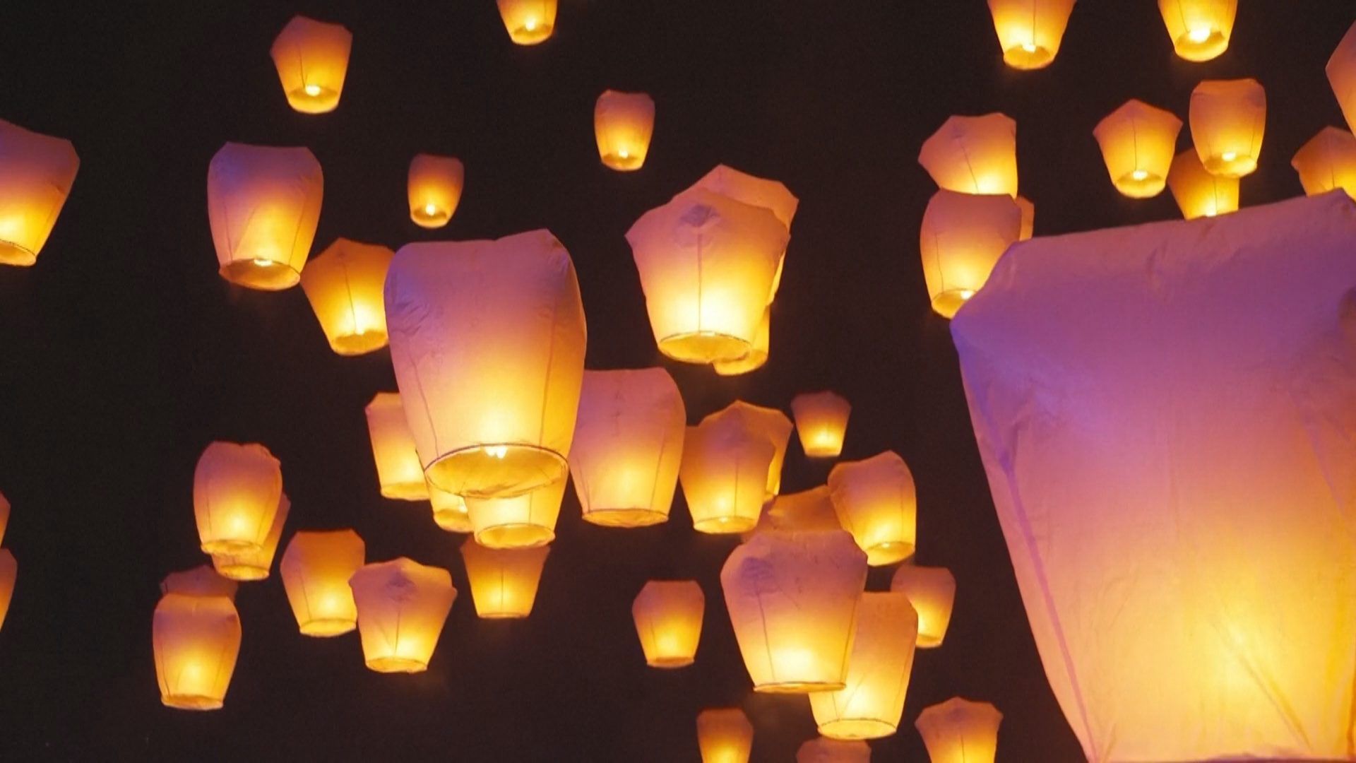 Светящиеся фонарики уносят мечты и пожелания в небо над Тайванем