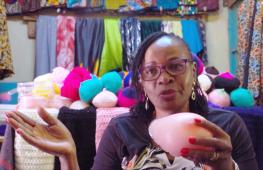 Вязаные протезы становятся спасением для кениек, переживших рак груди