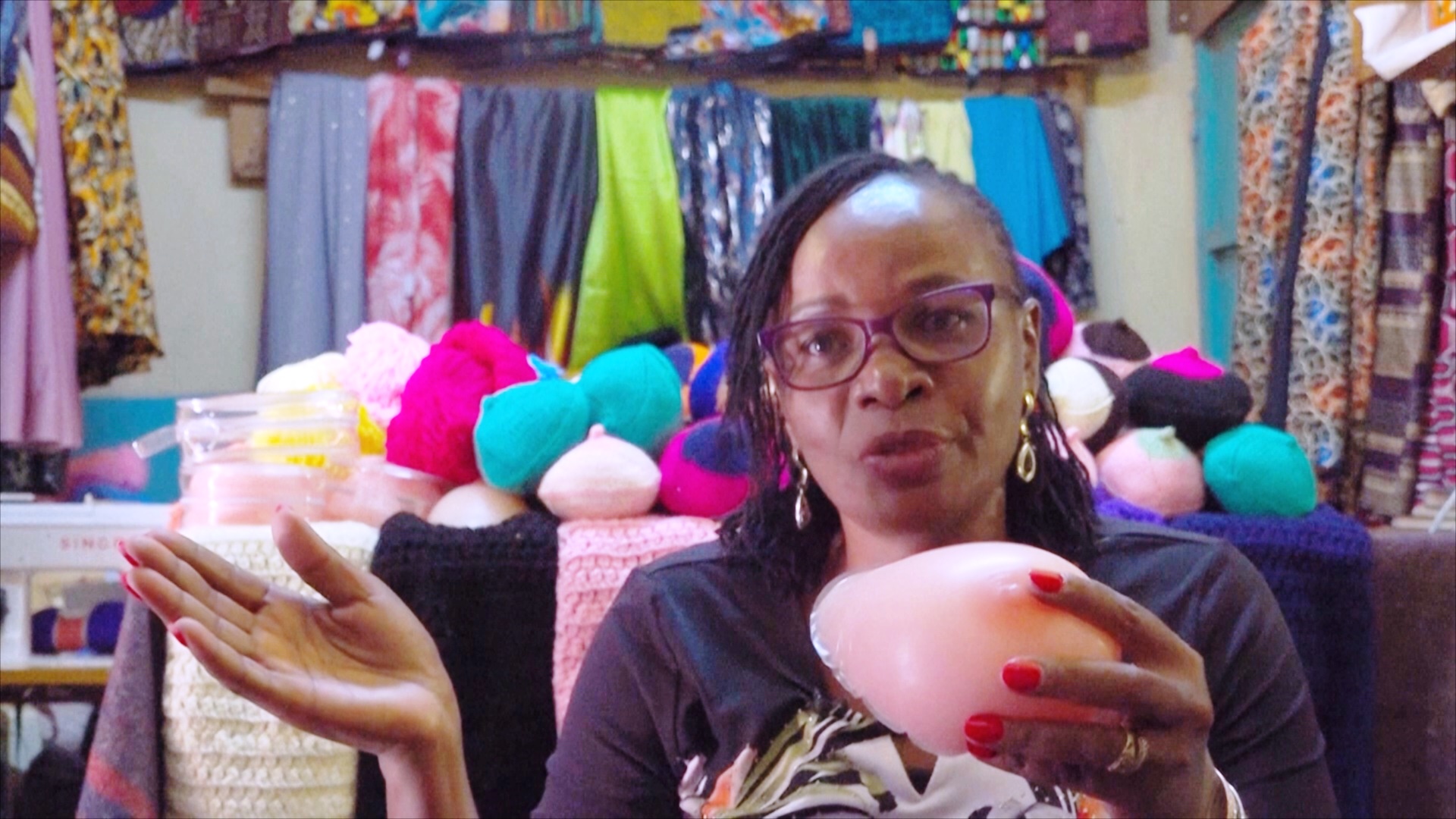 Вязаные протезы становятся спасением для кениек, переживших рак груди