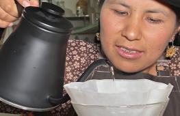 Боливийская чолита выучилась на бариста и готовит высококачественный кофе