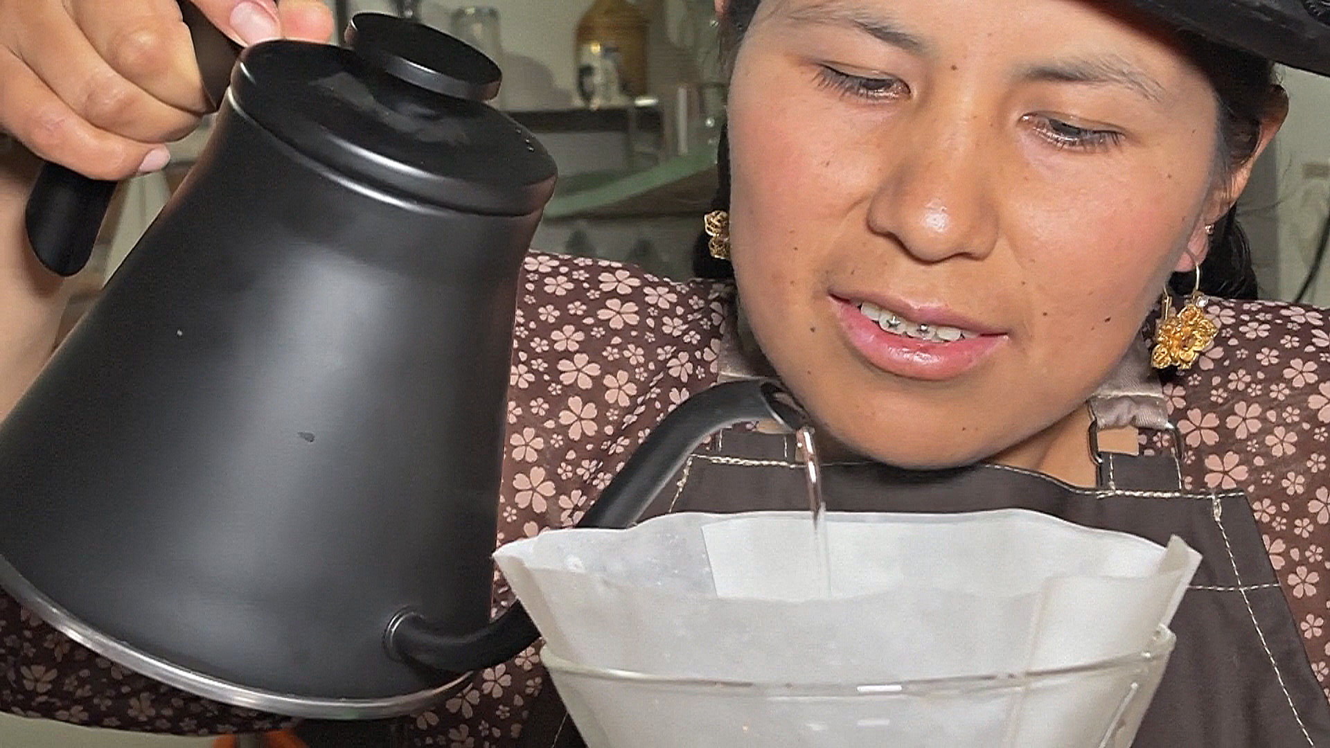 Боливийская чолита выучилась на бариста и готовит высококачественный кофе