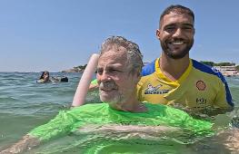 Проект «Пляж для всех» предоставляет людям с инвалидностью возможность поплавать в волнах