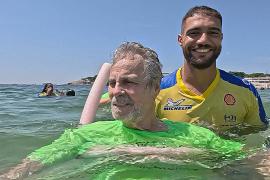 Проект «Пляж для всех» предоставляет людям с инвалидностью возможность поплавать в волнах