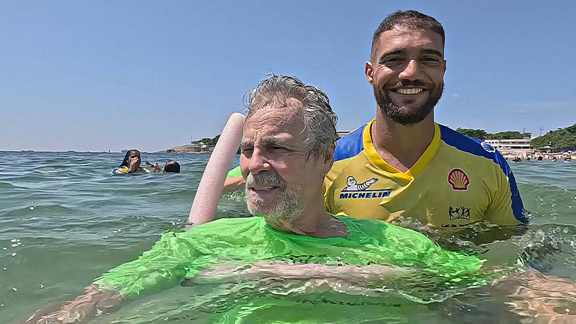 Проект «Пляж для всех» предоставляет людям с инвалидностью возможность поплавать в волнах