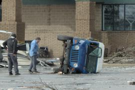 Не менее шести человек стали жертвами торнадо в США