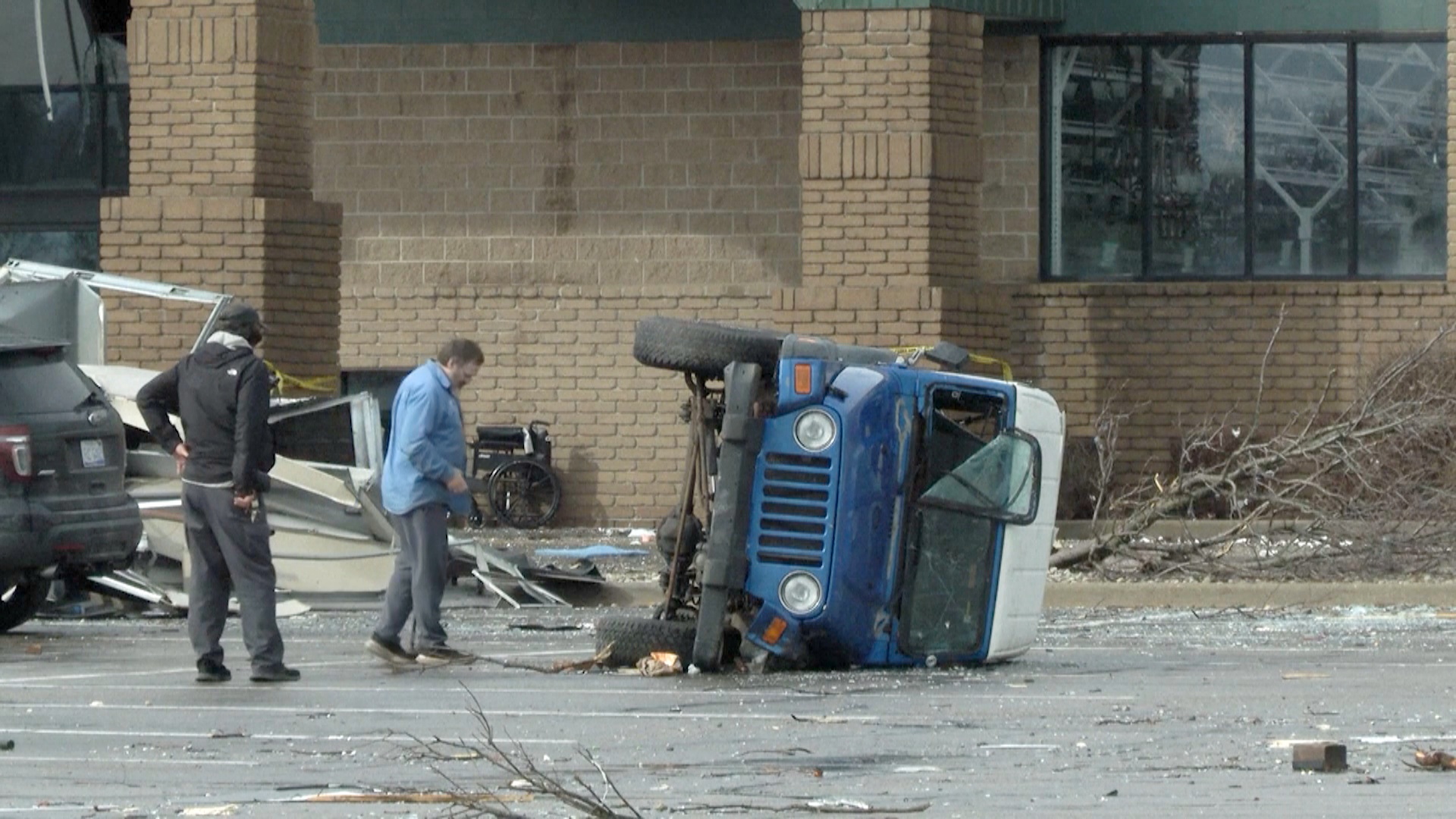 Не менее шести человек стали жертвами торнадо в США Не менее шести человек стали жертвами торнадо в США