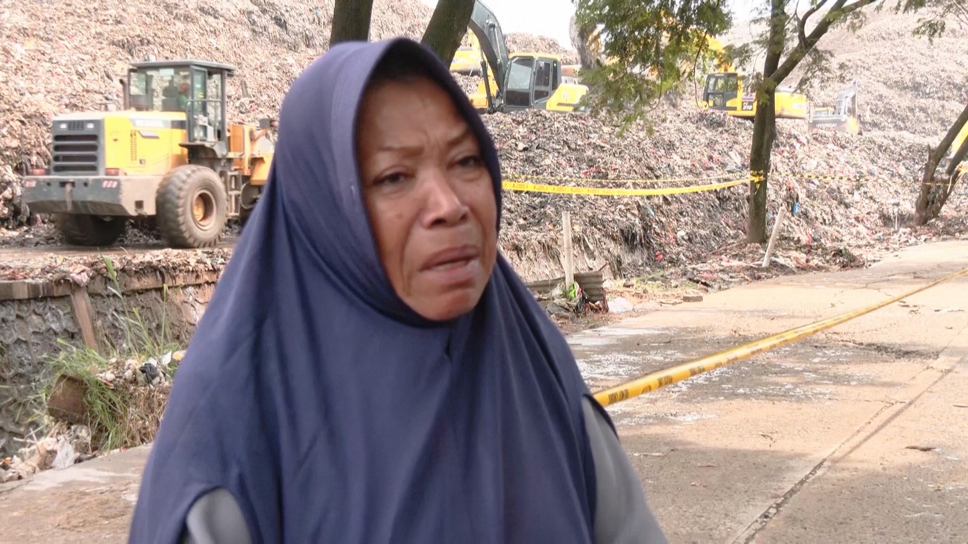 Крупнейшая в Индонезии мусорная свалка обрушилась на людей