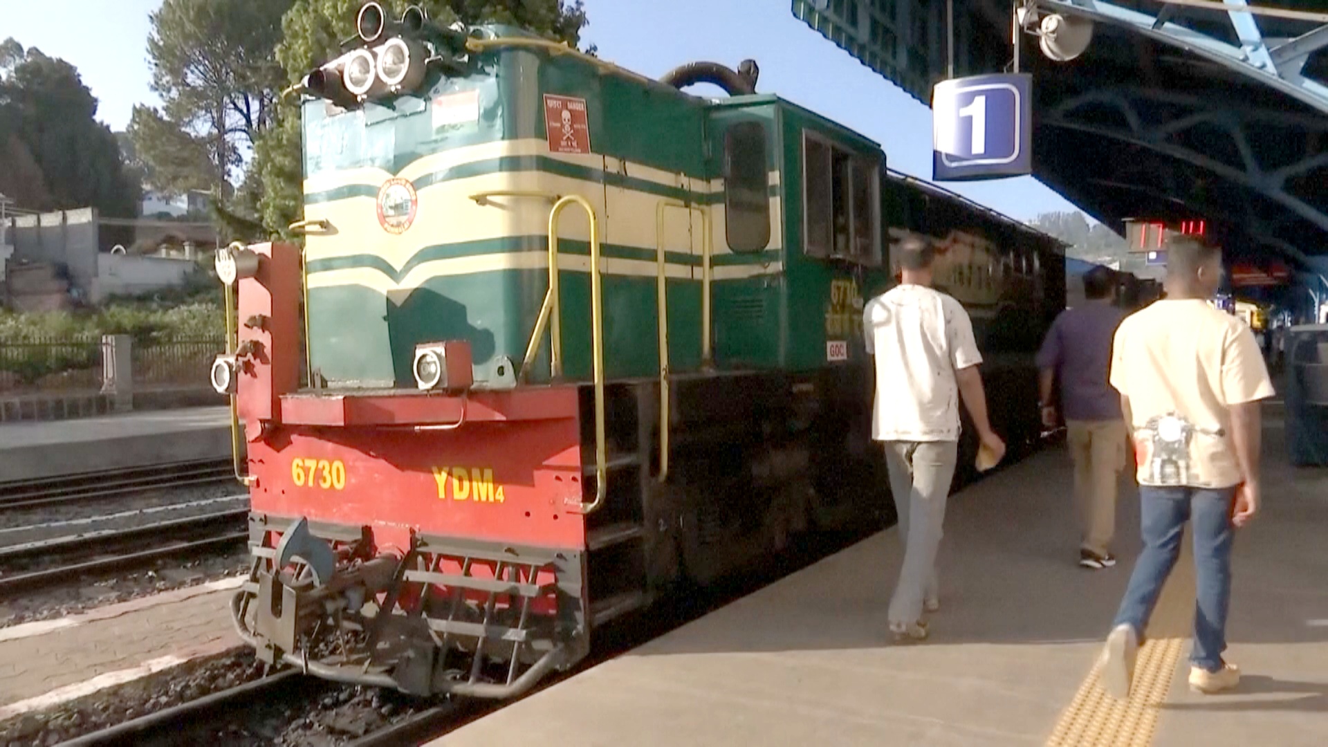 100-летний поезд и живописный ландшафт: туристы на юге Индии отправляются в увлекательное путешествие