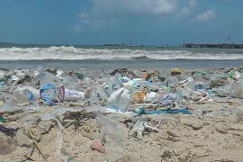 Мусор скапливается на пляже Бали из-за муссонных дождей