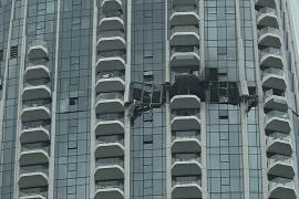 Кадры очевидца показали последствия удара дроном по небоскрёбу в Дубае