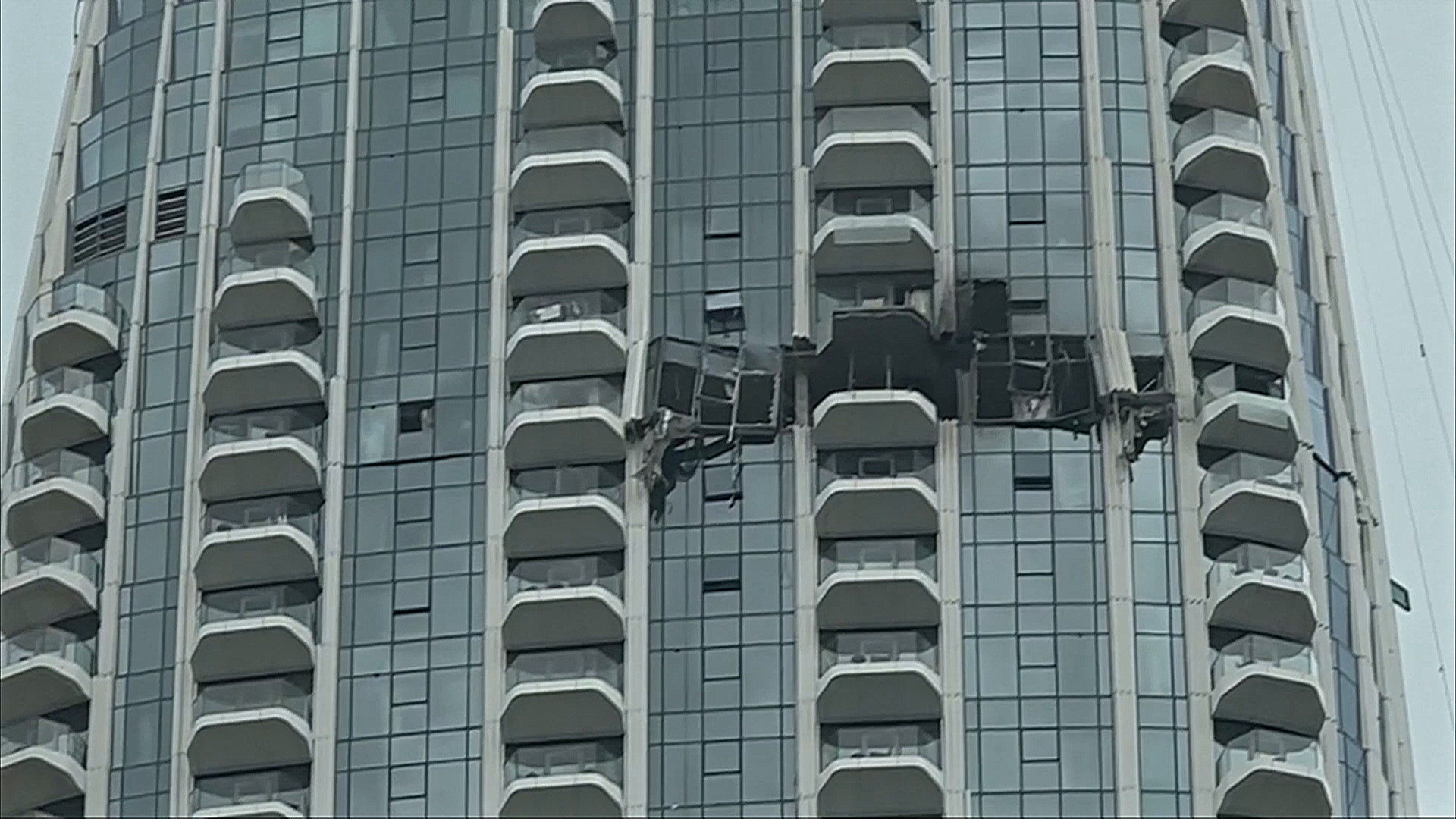 Кадры очевидца показали последствия удара дроном по небоскрёбу в Дубае