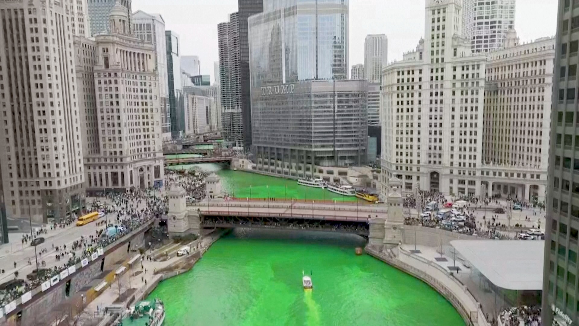 Реку в Чикаго окрасили в зелёный цвет в честь Дня святого Патрика