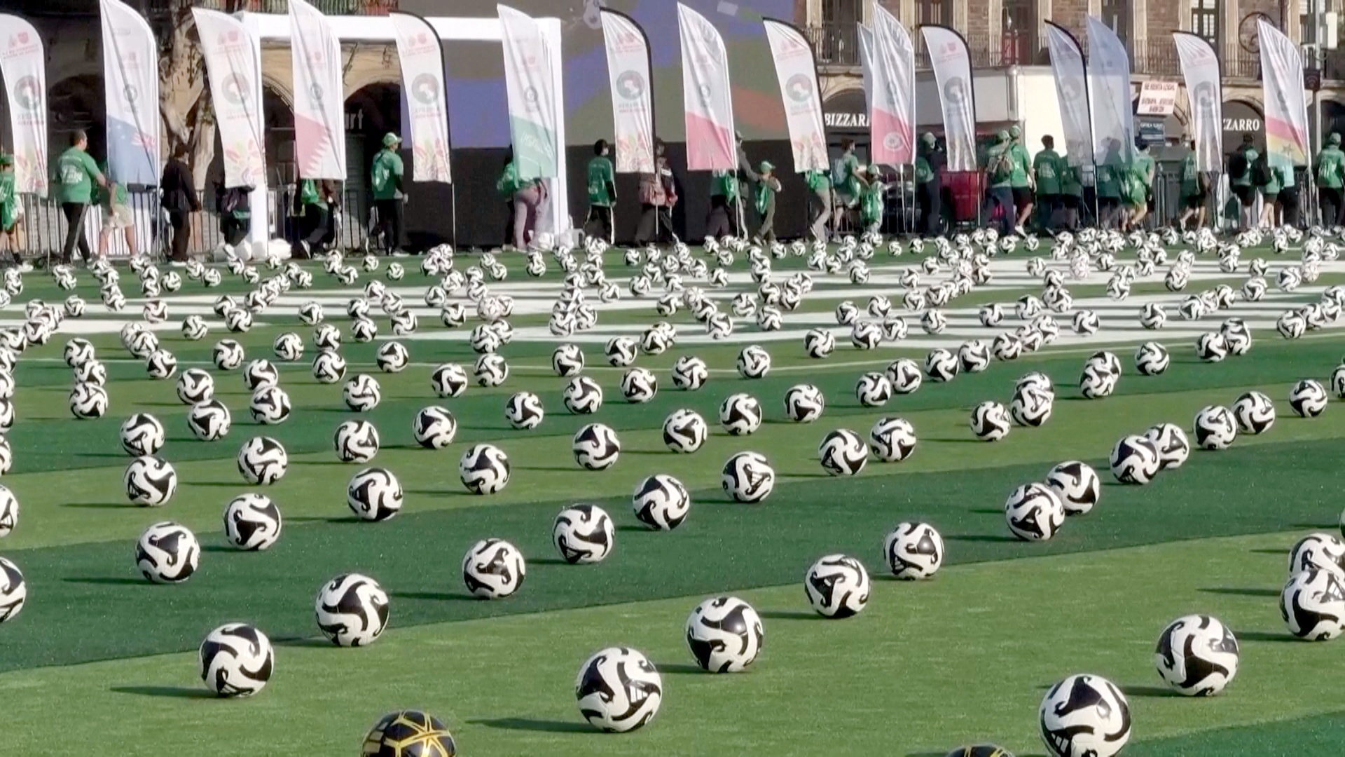 9500 человек поучаствовали в футбольной тренировке в Мехико и побили рекорд Гиннесса 9500 человек поучаствовали в футбольной тренировке в Мехико и побили рекорд Гиннесса