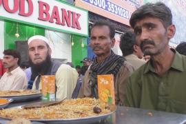 Желающих бесплатно поесть после окончания поста в Карачи стало намного больше