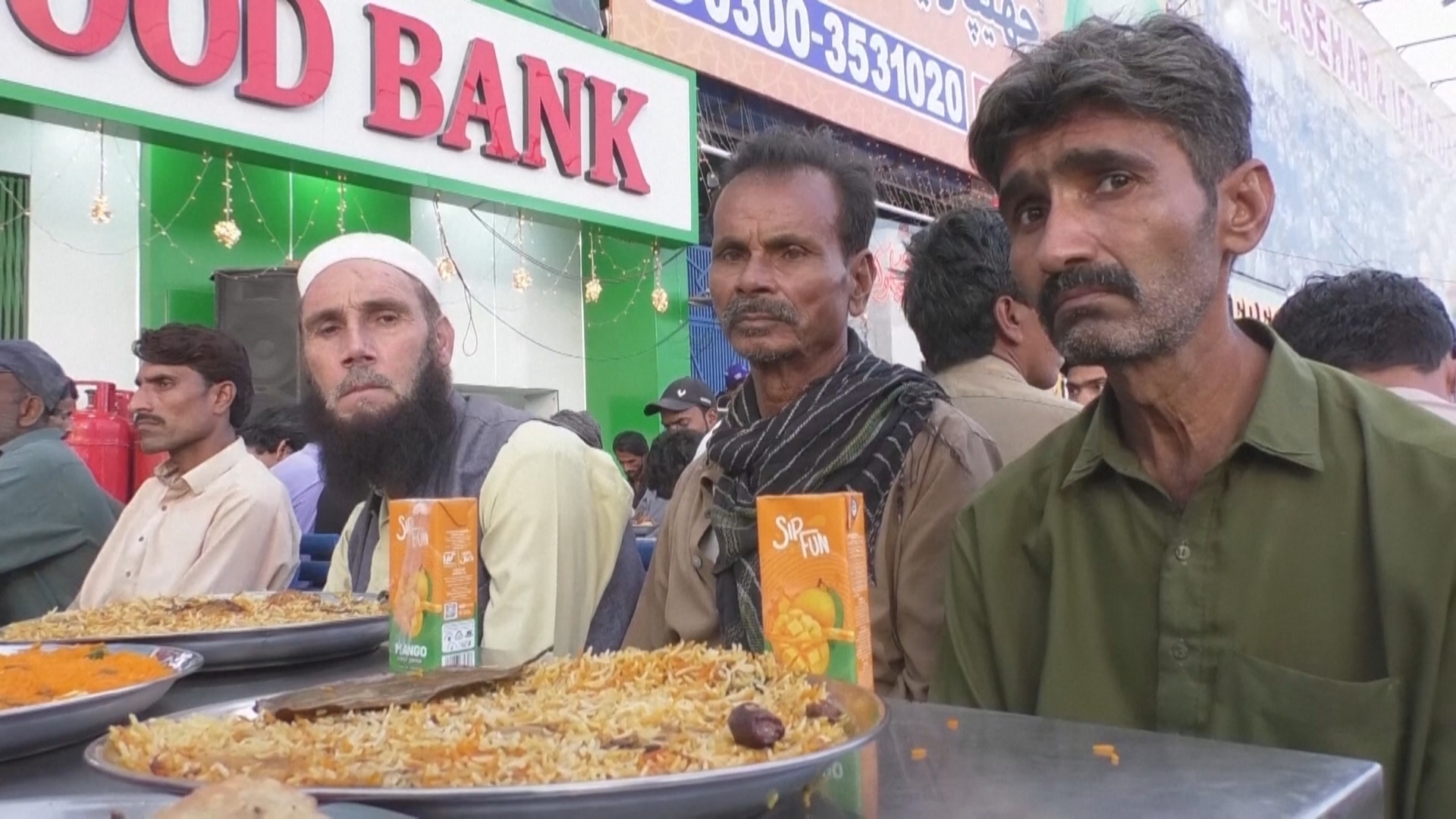 Желающих бесплатно поесть после окончания поста в Карачи стало намного больше Желающих бесплатно поесть после окончания поста в Карачи стало намного больше