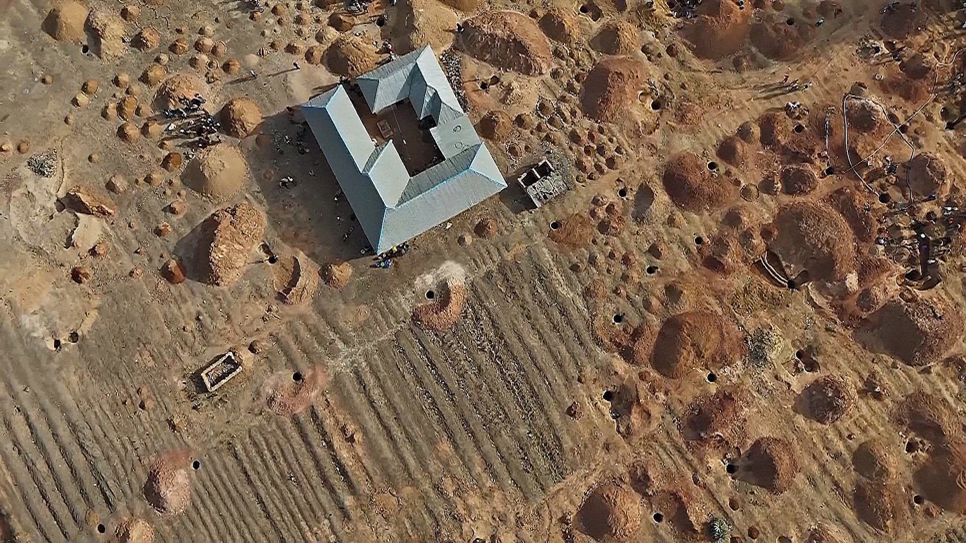 Шахта во дворе: опасность ради заработка