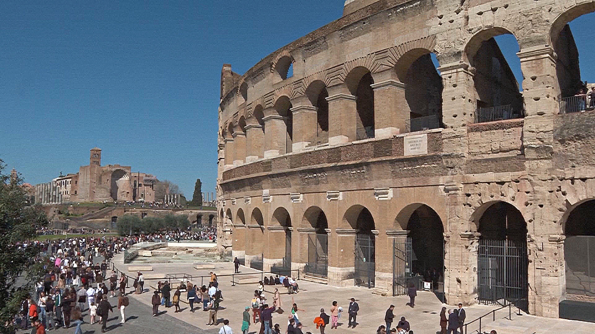 Древние коридоры Колизея восстановили в виде дорожек, выложенных травертином
