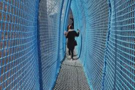 Прогулка на высоте в 60 метров: подвесной мост открылся на Эйфелевой башне