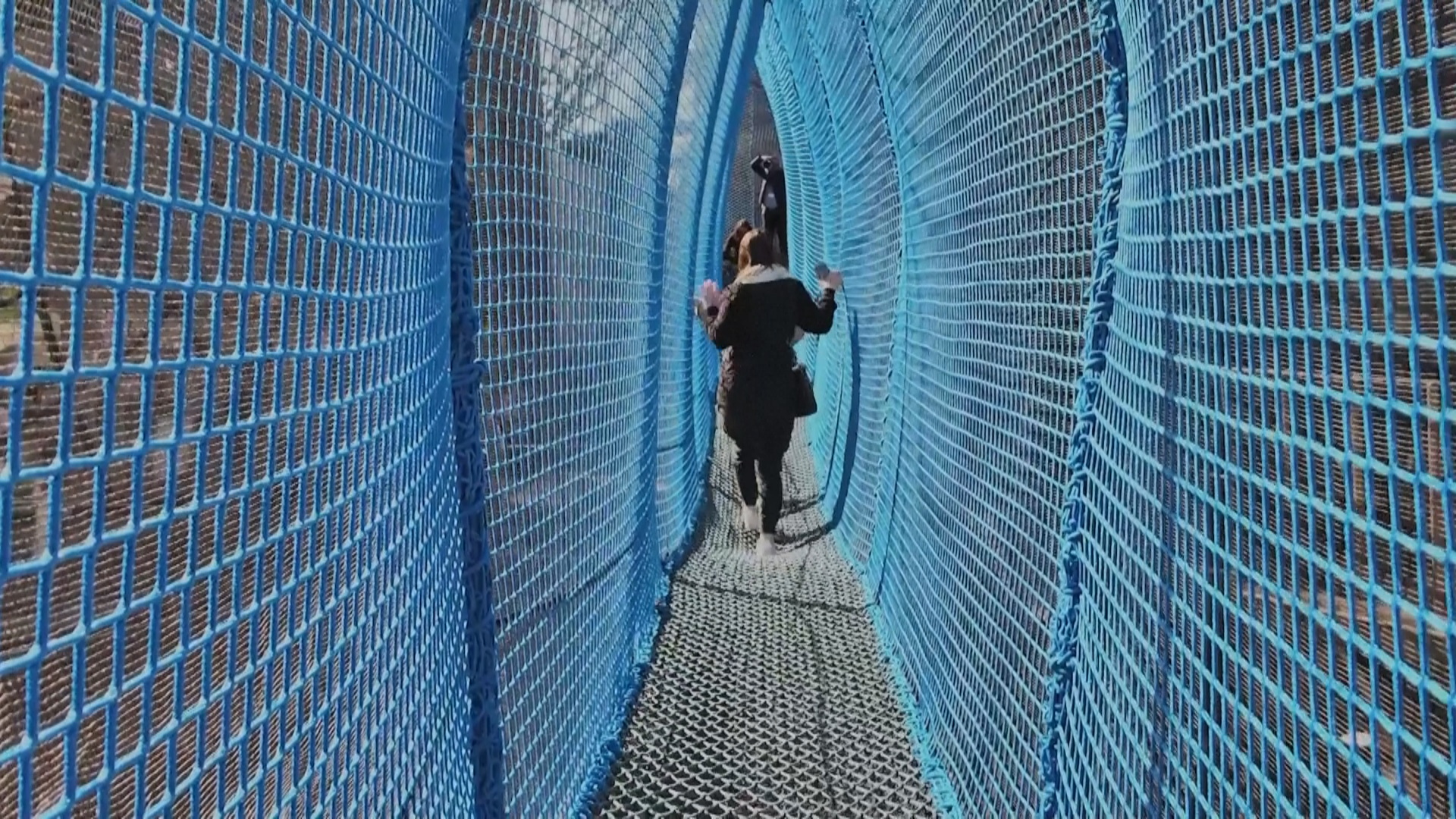 Прогулка на высоте в 60 метров: подвесной мост открылся на Эйфелевой башне