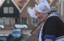 Познакомьтесь с одной из последних женщин, носящих традиционную голландскую одежду