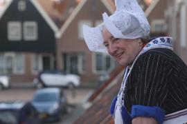 Познакомьтесь с одной из последних женщин, носящих традиционную голландскую одежду