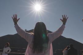 Мексиканцы встретили рассвет в Теотиуакане в день весеннего равноденствия