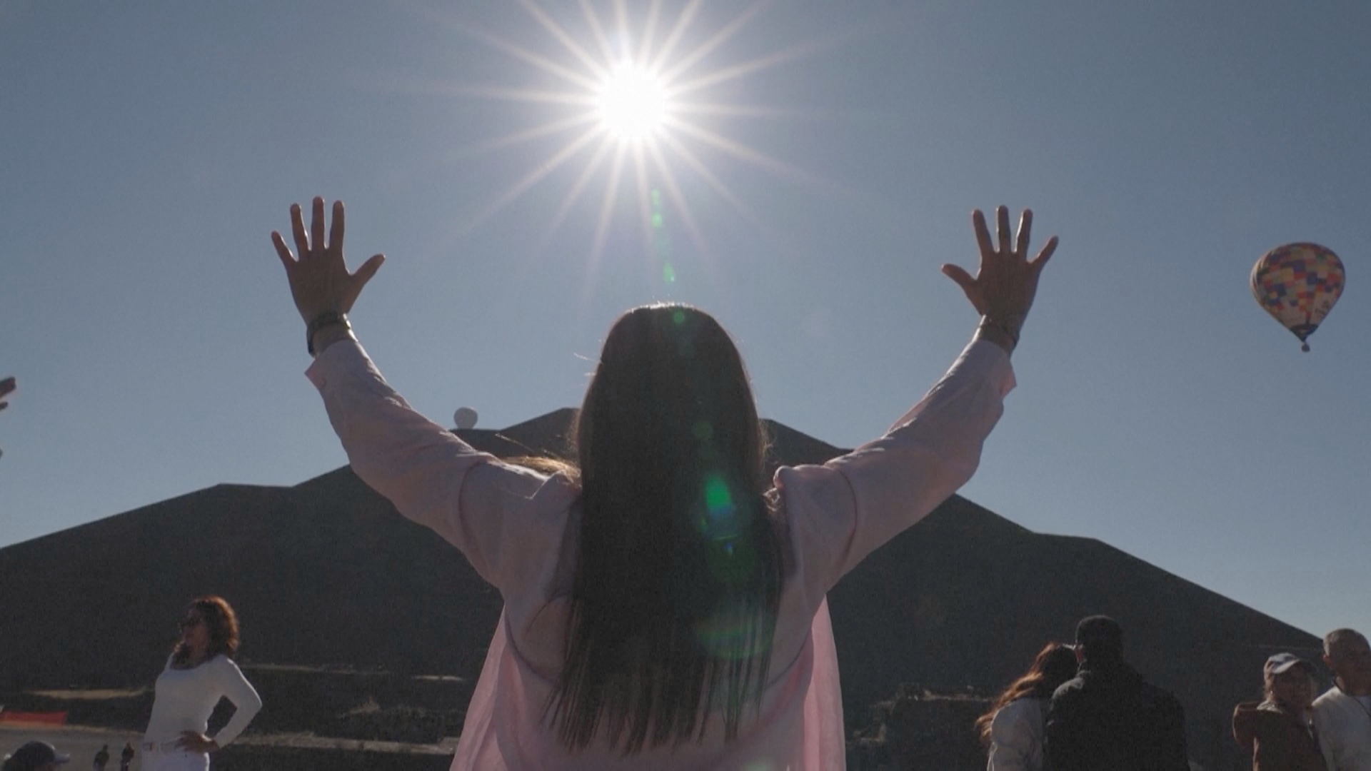 Мексиканцы встретили рассвет в Теотиуакане в день весеннего равноденствия Мексиканцы встретили рассвет в Теотиуакане в день весеннего равноденствия