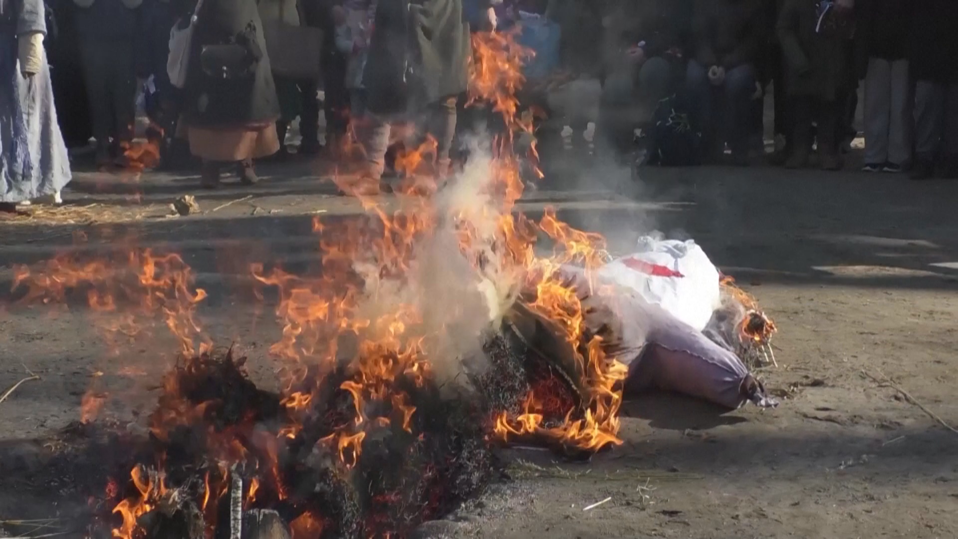 Поляки сожгли чучело зимы и встретили весну Поляки сожгли чучело зимы и встретили весну