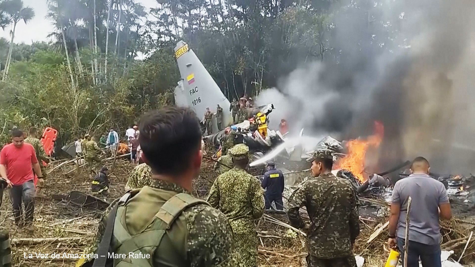 Не менее 66 человек погибли при крушении военного самолёта в Колумбии