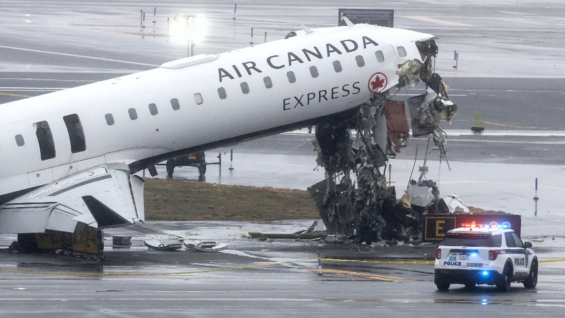 В аэропорту Нью-Йорка возобновили полёты после столкновения самолёта с пожарной машиной