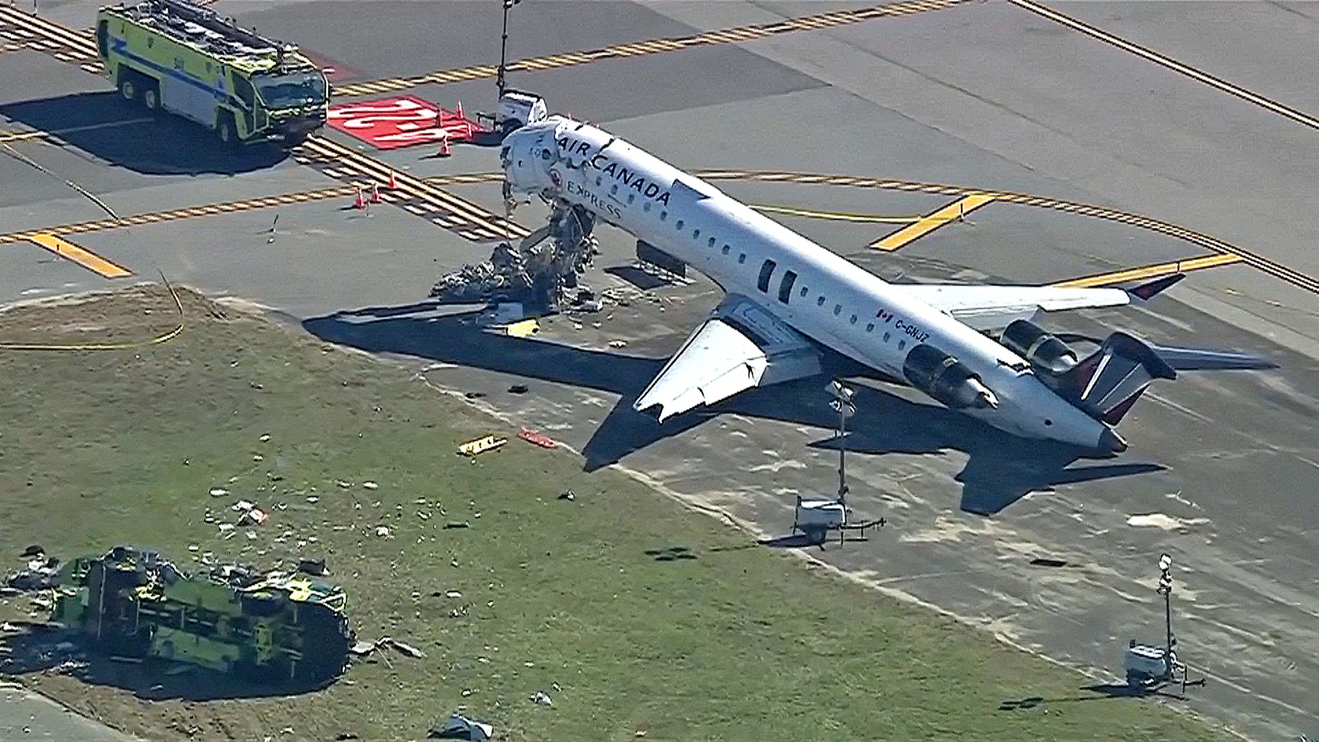 Столкновение самолёта и грузовика в аэропорту Ла-Гуардия в Нью-Йорке могло произойти из-за сбоя системы слежения Столкновение самолёта и грузовика в аэропорту Ла-Гуардия в Нью-Йорке могло произойти из-за сбоя системы слежения