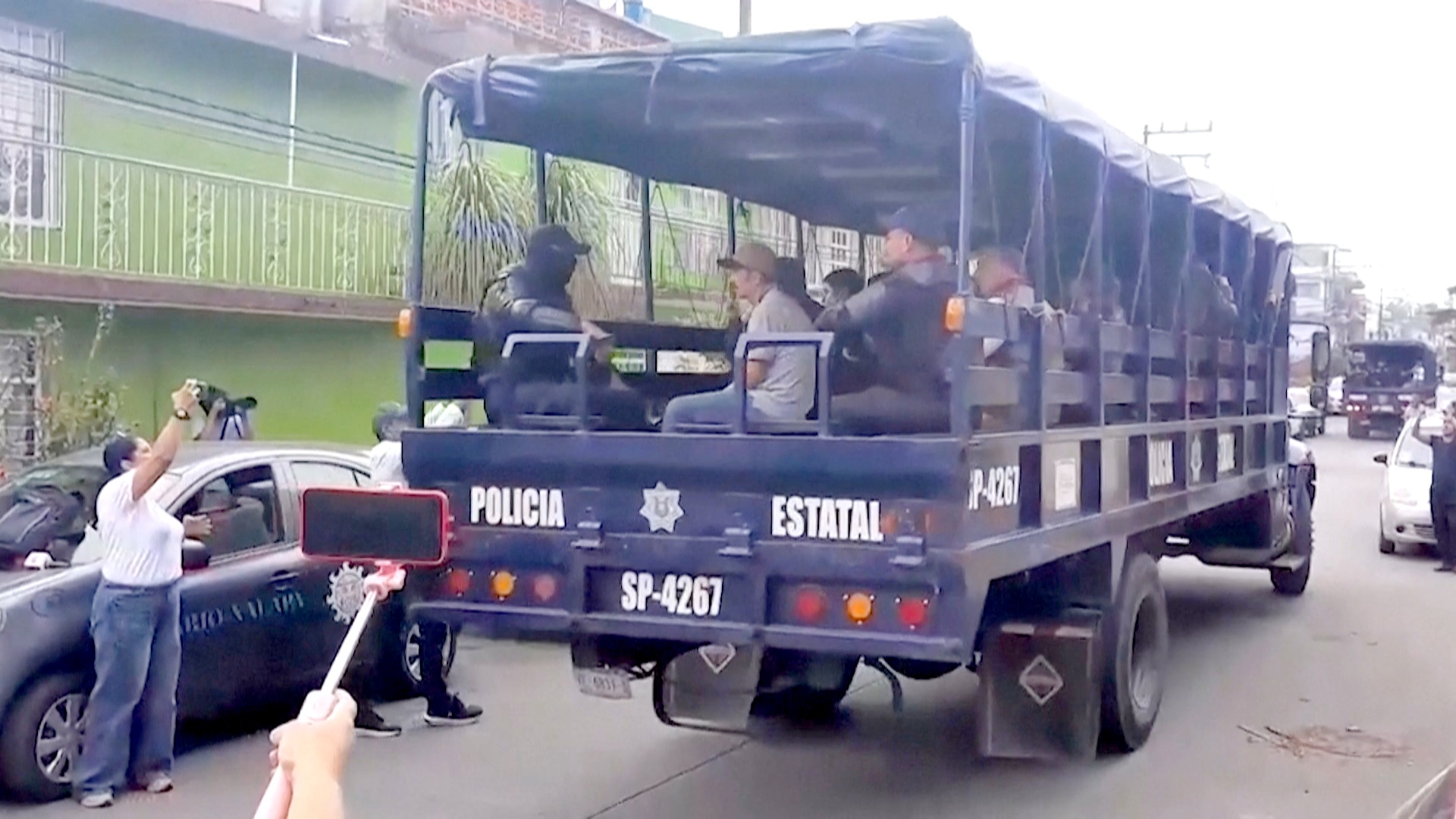 Сотни мигрантов спасли из кузова грузовика в Мексике