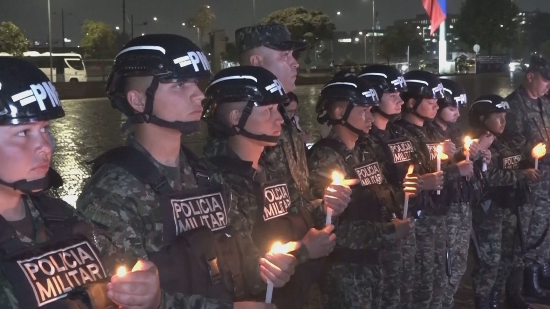 В Колумбии почтили память 69 жертв крушения военного самолета В Колумбии почтили память 69 жертв крушения военного самолета