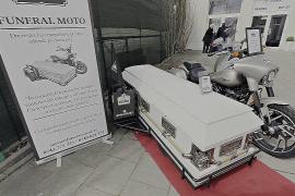 В Бухаресте показали мотоцикл-катафалк с гробом в коляске