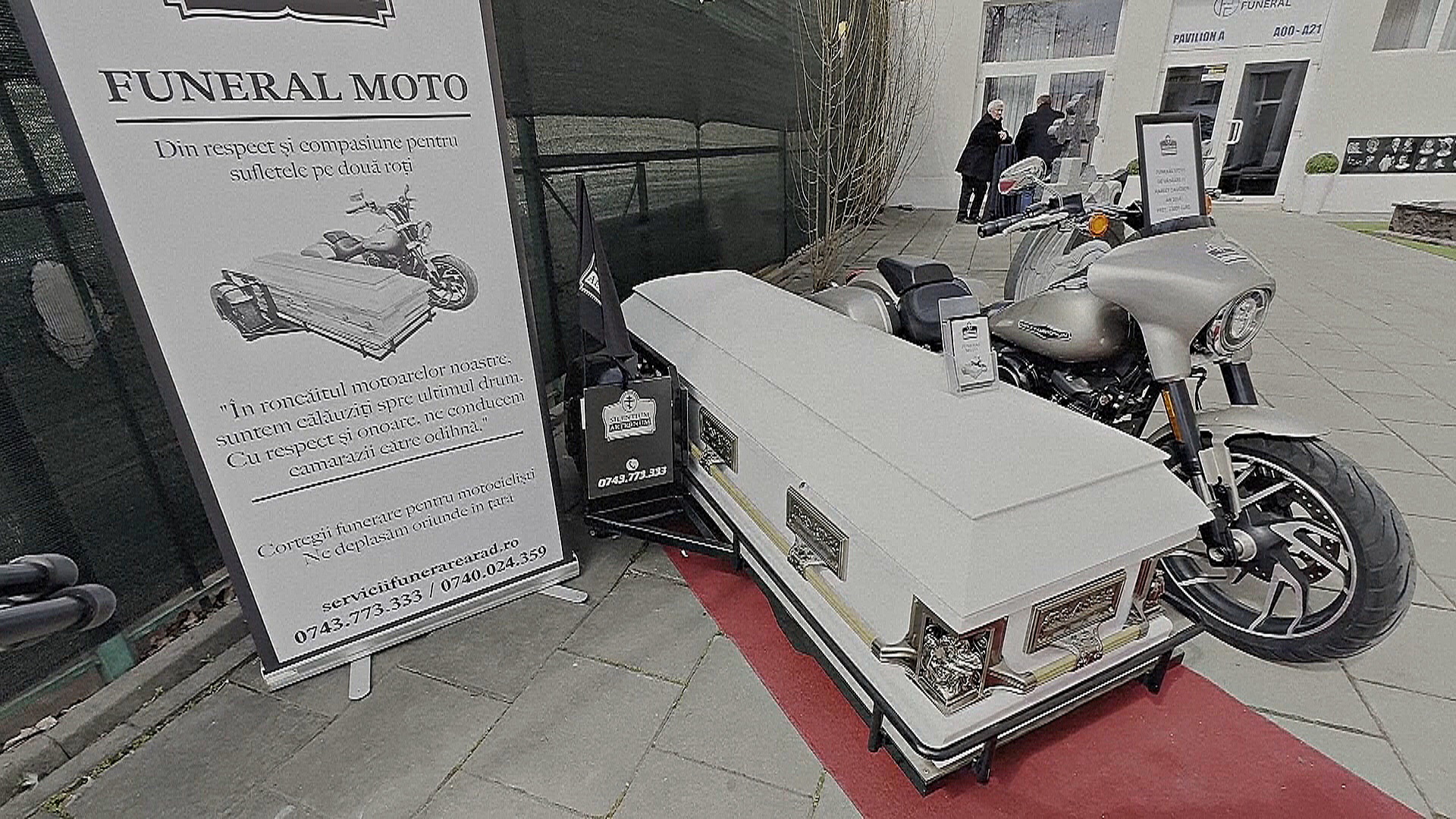 В Бухаресте показали мотоцикл-катафалк с гробом в коляске В Бухаресте показали мотоцикл-катафалк с гробом в коляске