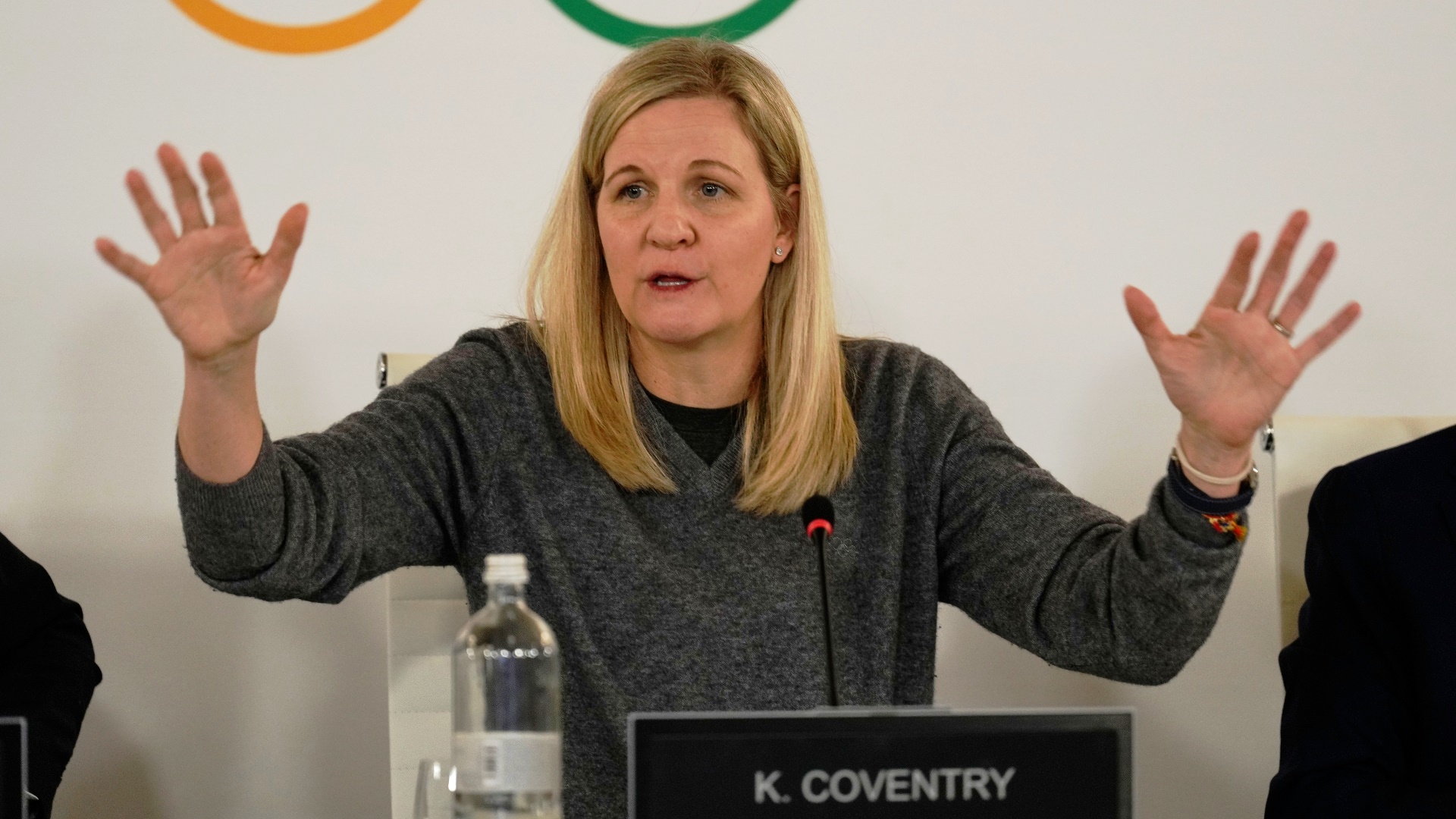 МОК будет допускать к женским соревнованиям только биологических женщин