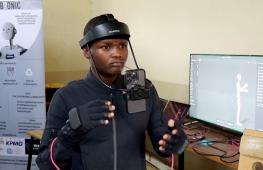 Роботизированный манипулятор помогает учиться глухим школьникам в Кении