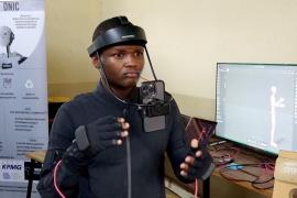 Роботизированный манипулятор помогает учиться глухим школьникам в Кении