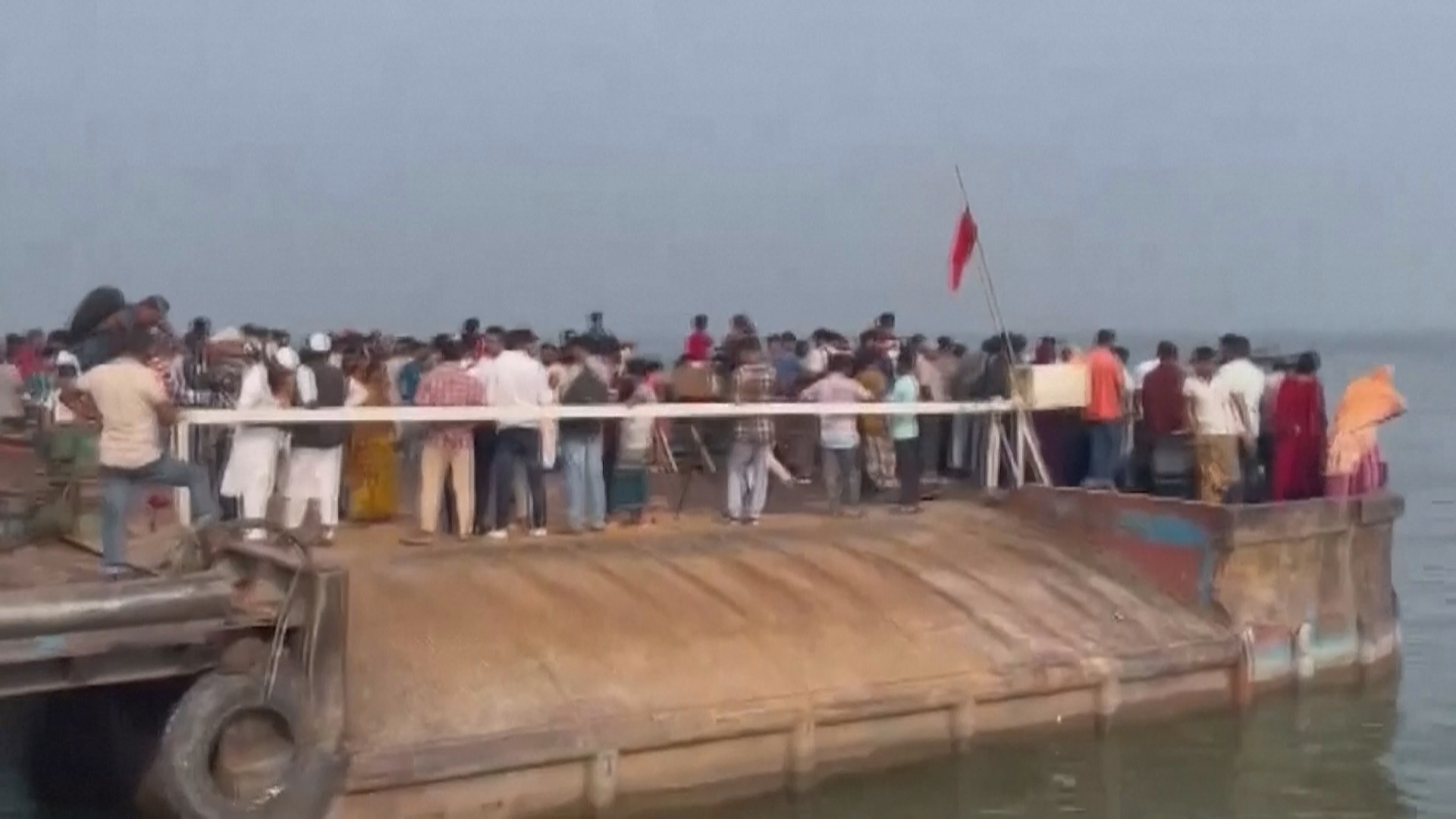 Автобус упал в реку в Бангладеш: 24 погибших