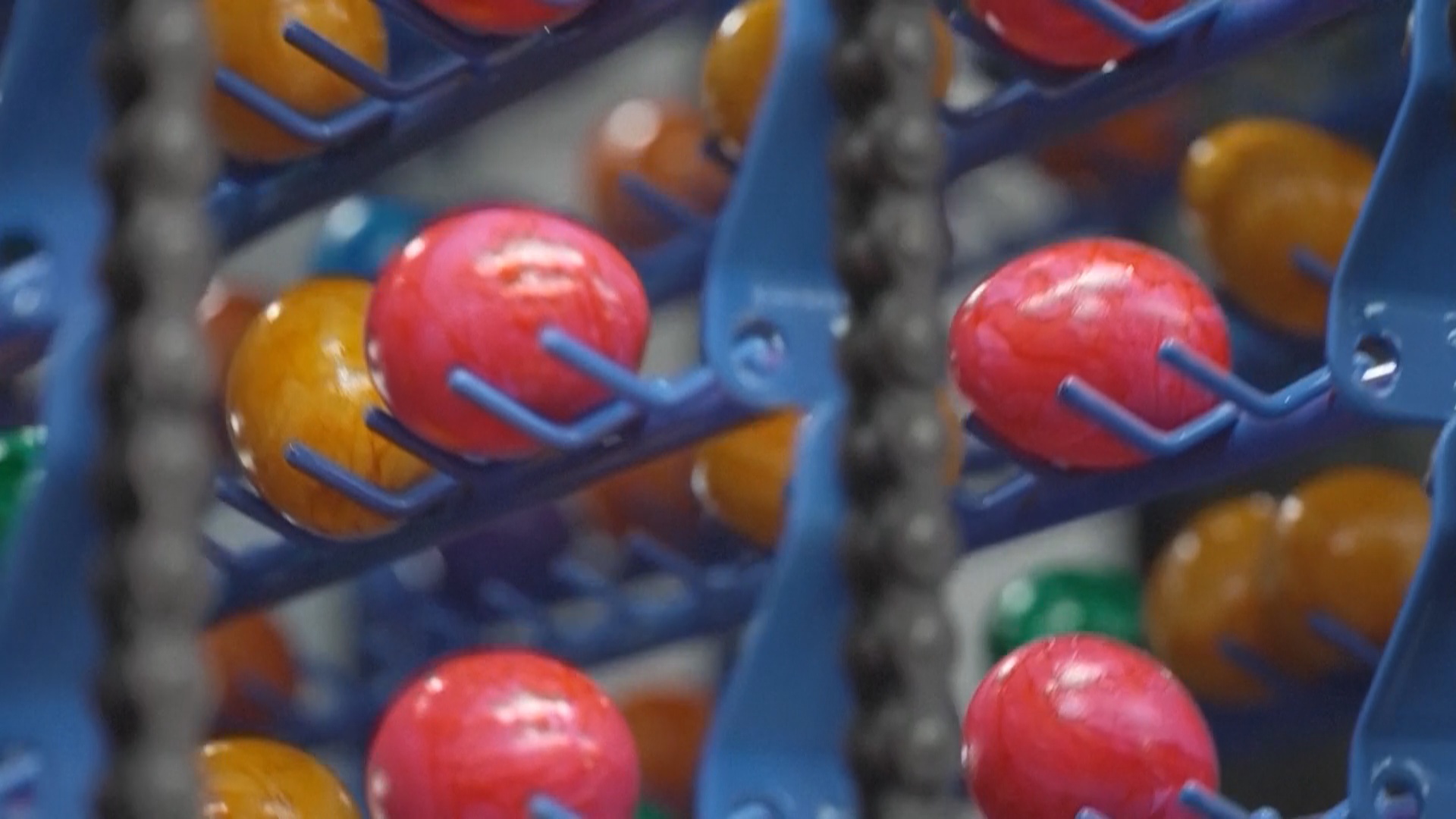 Как на баварской фабрике красят яйца к Пасхе